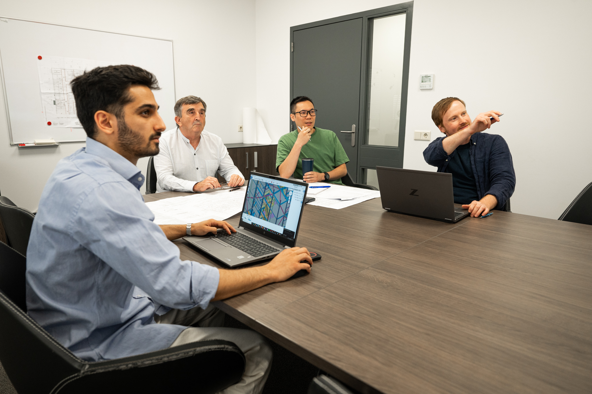 werknemers robust structures op kantoor