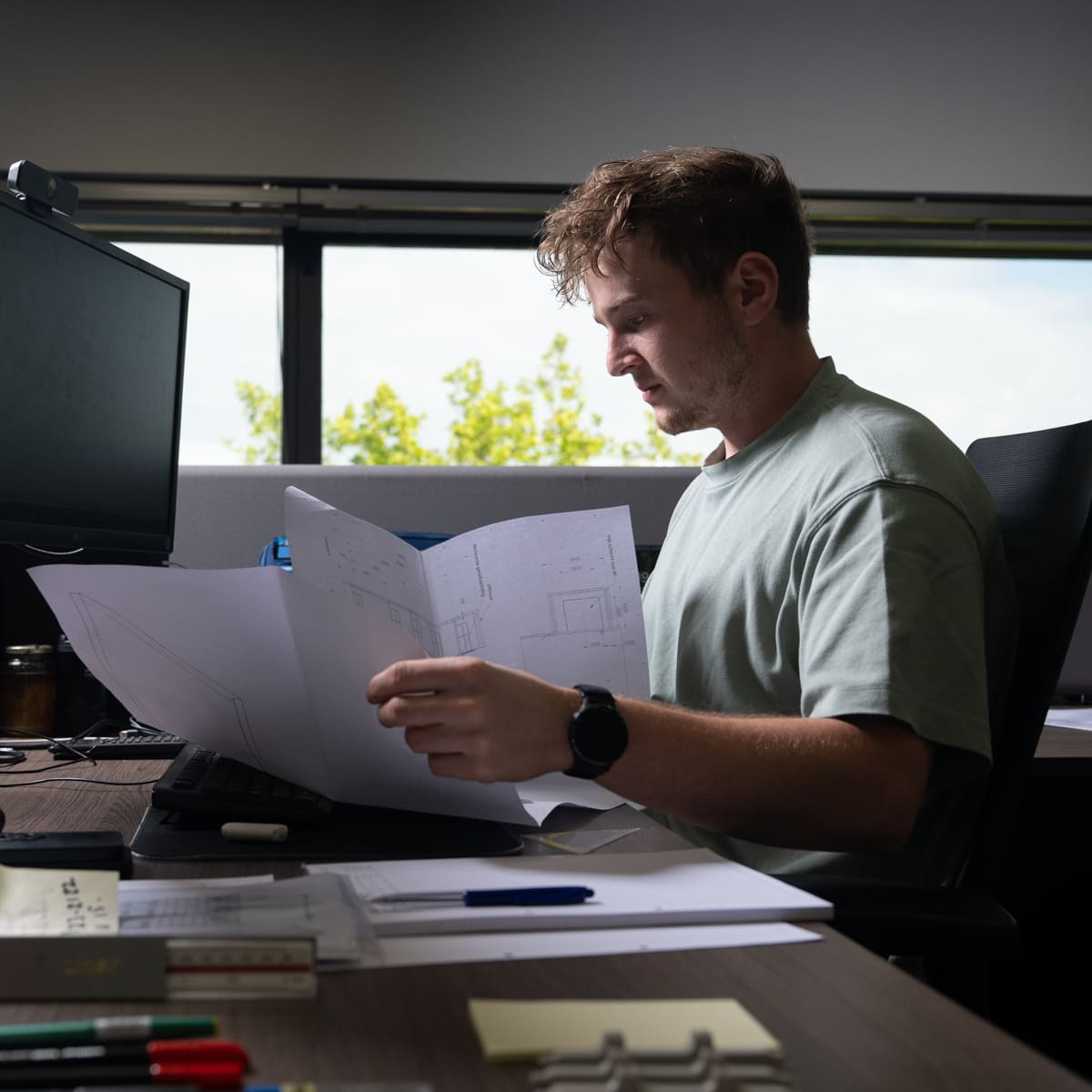 engineer werkt project uit